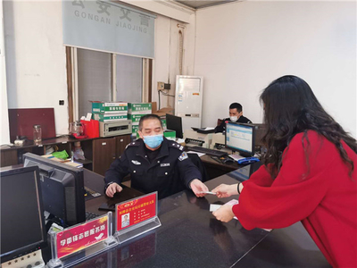 戰(zhàn)疫情 保暢安 雙牌交警學(xué)雷鋒精神，為民服務(wù)當(dāng)先鋒